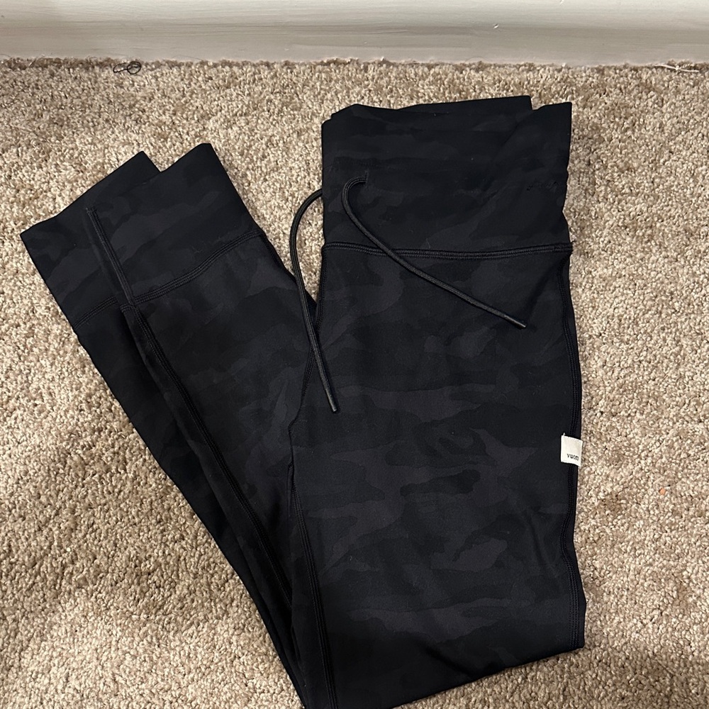 Vuori Black Daily Form Leggings with subtle camouflage print size medium